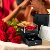 Colar com Rosa Eterna e Pingente “Eu Te Amo” em 100 Idiomas – Amor em Todos os Idiomas